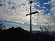 28 Alla croce del Monte Ocone (1351 m)  con vista sul dirimpettaio Monte Tesoro
